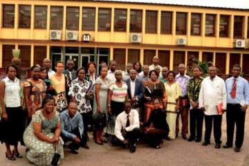 Photo de famille de participants à l’atelier de renforcement du systèment de gestion de qualité de laboratoire devant le bâtiment de l’INRB à Kinshasa