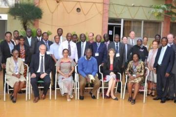 Photo de famille des participants et des autorités invitées à l’ouverture de la rencontre sur l’appui au dialogue politique en santé.