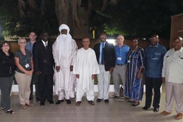 Photo de famille de la délégation avec Son Excellence le Premier Ministre, ici au centre en boubou blanc. Avec à sa droite le Ministre de la Santé et le Représentant de l’OMS, et à sa gauche le Chef de la délégation.