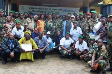 Photo avec les autorites militaires presentes à la Journee