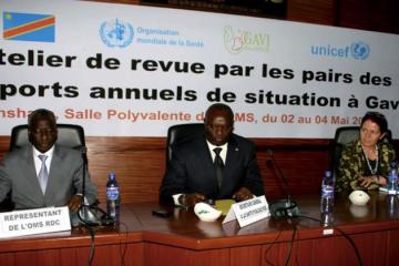 De gauche à droite: le Dr Joseph Waogodo Caboré, Représentant de l’OMS en RDC, le Dr Pierre Lokadi Otete Opetha, Secrétaire général à la Santé Publique et Mme Barbara Bentein, Représentante de l’UNICEF en RDC lors de l’ouverture de l’atelier à Kinshasa