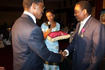 Au nom du Président de la République, le Ministre de la Santé Publique Monsieur André Mama Fouda élève le Dr Luis Gomes Sambo, Directeur Régional de l’OMS pour l’Afrique au rang d’Officier de l’Ordre de la Valeur