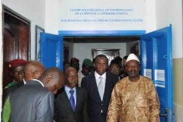 Le Premier Ministre (en boubou) et le Directeur régional de l’OMS devant le Centre de Coordination