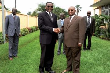 Poignée de main chaleureuse entre le Directeur régional de l’OMS pour l’Afrique, le Dr Luis Gomes Sambo et le Ministre de la Santé Publique, le Dr Félix Kabange Numbi dans les jardins du Ministère de la Santé Publique OMS/Eugène Kabambi