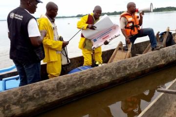 Les mobilisateurs sociaux de la DPS-Mongala en pleine sensibilisation au large du fleuve Congo, sapprêtent à distribuer les affiches cholera au village dUmangi