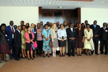 Pr Léon N’Zouba, Ministre de la Santé (costume noir) avec à sa droite Dr Triphonie Nkurunziza, FRH/Afro et à sa gauche Dr Lucile Imboua, Coordonnatrice de l’IST/AC ainsi que les 42 participants à la rencontre de Libreville