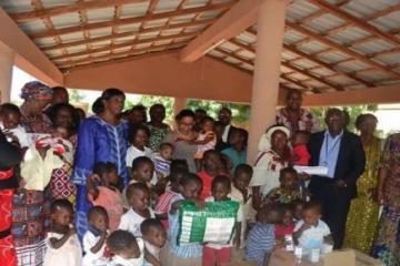 Photo de famille des enfants bénéficiaires de l'action de solidarité de l'OMS Edith Sanon