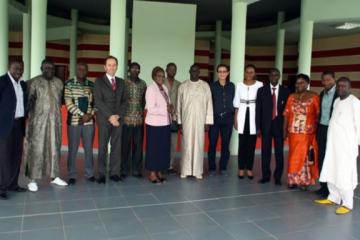 Photo de famille des participants à l’atelier sur le PRLN, avec le Directeur général de la Santé