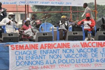 Vue partielle d’un orchestre local d’animation composé des anciennes victimes de la polio et chantant pour sensibiliser les parents en faveur de la vaccination à Kinkole, zone de santé située à l’Est de la capitale de la RDC