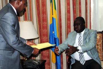 En remettant ses Lettres de Cabinet à M. Nguieno, Dr Sambo est à présent habilité à exercer au Gabon