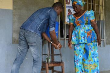 Un dispositif de lavage des mains mis en place à Inongo avec l'appui de l'OMS pour lutter contre le choléra