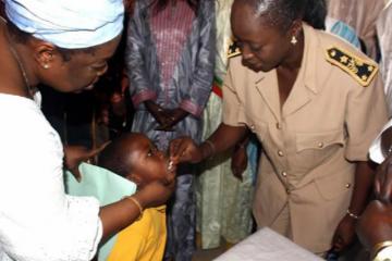 Le Gouverneur de la Région de Dakar administre la vitamine A à un pensionnaire de la Case des Tout-Petits