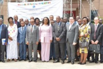 Photo de famille avec à la gauche de Mme le Ministre, le Coordonnateur de l’IST/CA, le Représentant de l’Unicef au Gabon et à sa droite, le Secrétaire Général Adjoint de la CEEAC et des officiels