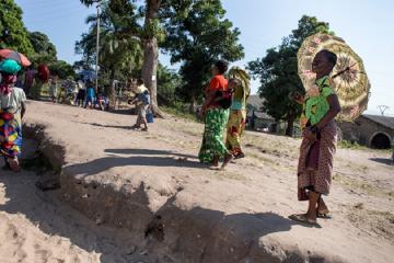 Le programme RAcE cible les populations qui, dans la province de Tanganyika, vivent à plus de 5 km du centre de santé le plus proche. Les routes sont en mauvais état et la plupart des gens se déplacent soit à pied, en portant leurs enfants, soit sur des bicyclettes et des cyclomoteurs qui font office de taxis informels mais coûteux.