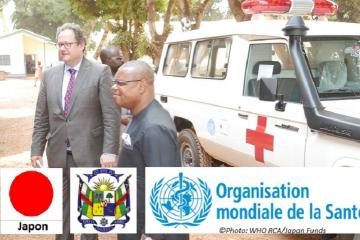 Le Représentant de l'OMS, Dr. Ritter Von Xylander et le Ministre de la Santé et de la Population, Dr. Pierre Somse lors de la cérémonie de remise des ambulances à Bangui