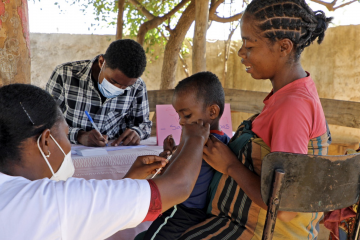 Trois ans après une grande épidémie, Madagascar choisit l’engagement communautaire pour lutter contre la rougeole.