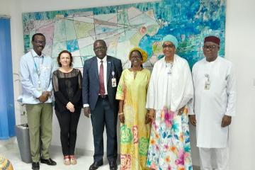 Photo de groupe de la délégation de l'OMS et l'équipe de l'UNICEF