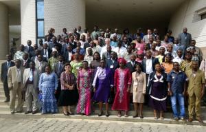 01 Photo de famille des officiels avec les participants a l ouverture des travaux, le mardi 19 juin 2012 au palais des congrès a Cotonou