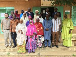 Photo de famille des participants, formateurs et officiels