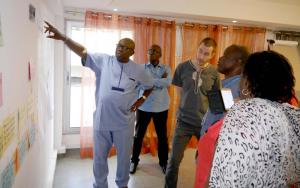 M. Noel Ihebuzor, expert et formateur en théorie du changement avec les participants de l'équipe du Bureau Pays dans la salle Salonga de Pullman à Kinshasa. OMS/Eugene Kabambi