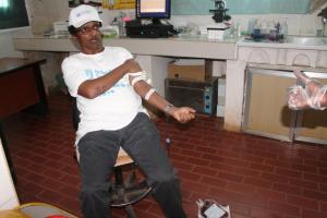 WHO Rep. voluntarily donating blood demostrates his leadersip role in health to saving lives