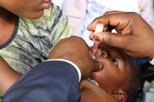 Le gouverneur de la province de l'Equateur, M. Boloko Bolumbu administrant une dose de vaccin VPOm2 à une fillette de Mbandaka lors d'une vaccination symbolique le mercredi 09 décembre 2020. 