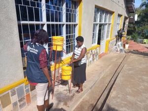 Travaux pratiques sur le lavage des mains lors de la formation sur l’hygiène, l’assainissement et la prévention des infections associées aux soins dans les structures de santé.