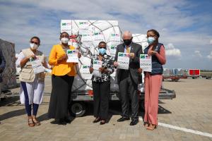 The Minister for Health together with the Minister for Foreign Affairs, US Ambassador, WHO & UNICEF Reps receiving the vaccines at the airport