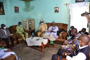 Représentant résident p.i de l'OMS, Dr Mamoudou HAROUNA DJINGAREY, la Représentante de l’UNICEF, Mme Djanabou MAHONDE et l’équipe de la Direction Départementale de la Santé du Borgou, en audience chez Cheikh Imam El-hajj Abdoulaye TEGNAMI, Imam de la mosquée principale de Parakou