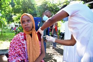 Vaccination d'une écolière du lycée public de Mutsamudu, Anjouan