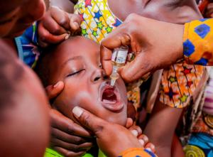 Un enfant recevant ses doses de vaccin.