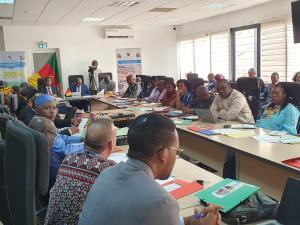 Autorités du Ministère de la Santé Publique, partenaires et médias dans la salle de réunions du CCOUSP de Yaoundé, le centre de coordination et de contrôle des épidémies et des pandémies