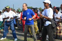 Representante da OMS em Moçambique (de camisete azul); à sua esq. Vereadora de Saúde e Acção Social no Conselho Municipal de Maputo