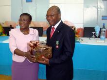 02 Dr Akpa R. GBARY recoit un present des mains du Prof. Dorothee A. KINDE GAZARD, Ministre de la Sante