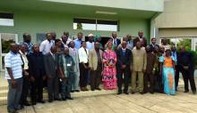 02 Une photo de famille des officiels avec les apprenants, le 24 mai 2013