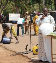 02 une scne qui rsume bien les difficults de la lutte contre le palu. manque dassainissement du cadre de vie non utilisation des moustiquaires imprgnes mdecine traditionnelle mal exploite