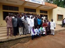 03 Une photo de famille de la délégation officielle avec les lauréats des trois filières de l EFMS de Parakou, le 14 juillet 2012