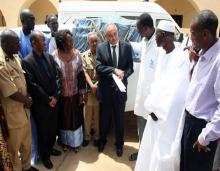 04 Le Dr. Baptiste avec a sa d le Hakem, le Dr. Nafo-Traore, le Ministre de la Sante et le Wali du Brakna et a sa g le Medecin Chef du Centre de sante, le president du comite de sante