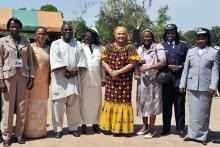 06 Photo de famille. Autour de la Premiere Dame et Marraine des JNV, le Ministre de la sante, les Responsables administratifs de la province, les Representants OMS et UNICEF