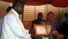 06 Remise d’une attestation de reconnaissance par Dr Diallo Binta