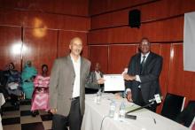 07 Le Dr. Drave remettant un diplome a un participant