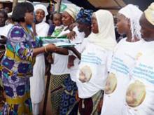 08 La Ministre Raymonde Goudou Coffie a remis symboliquement a 5 femmes enceintes et 5 enfants de moins de 5 ans une moustiquaire impregnee d insecticide a longue duree d action.