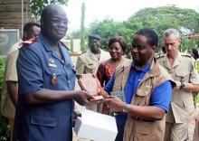 11 Remise de l’armoirie de l’ESSAL au représentant de l’OMS