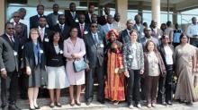 Photo de famille des participants avec les facilitateurs et les officiels