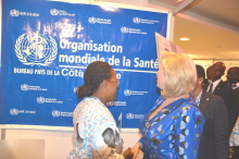 La Premiere Dame a visite le stand de l OMS Dr Saki Genevieve a eu beaucoup de plaisir a l avoir et lui parler des actions de l OMS en matiere de sante maternelle