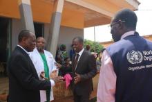 A l’hôpital Régional de Ngaoundéré avec le Directeur Dr Mohamadou Hassimi  (en costume-cravate) et le chef du service de Gynécologie-Obstétrique  Dr Youmbi en blouse blanche