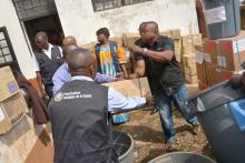 Dans la province du Sud Kivu, l'une des plus touchées par l'épidémie du choléra, l'OMS offre des médicaments et des fournitures médicales d'importance vitale aux autorités sanitaires pour faire face à l'épidémie. OMS/Eugene Kabambi