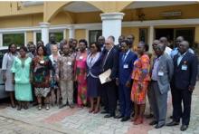 Une  photo  de  famille  des  officiels avec les participants.