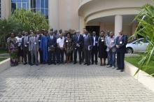 Une photo de famille des officiels avec les participants le 14/11/17 