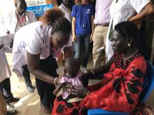 Medical personnel from the participants of the training providing nutrition counseling to mothers in Al Sabah stabilization centre. Photo: WHO.